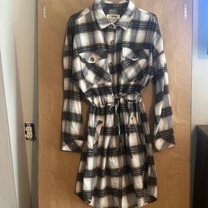 It has  blue and brown and black size M